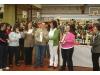 Los participantes reciben obsequio- Javier
