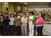 Los participantes reciben obsequio- Mar&iacute;a