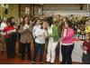 Los participantes reciben obsequio- Mar&iacute;a