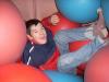 Jorge entre  pelotas de colores - pura diversi&oacute;n..